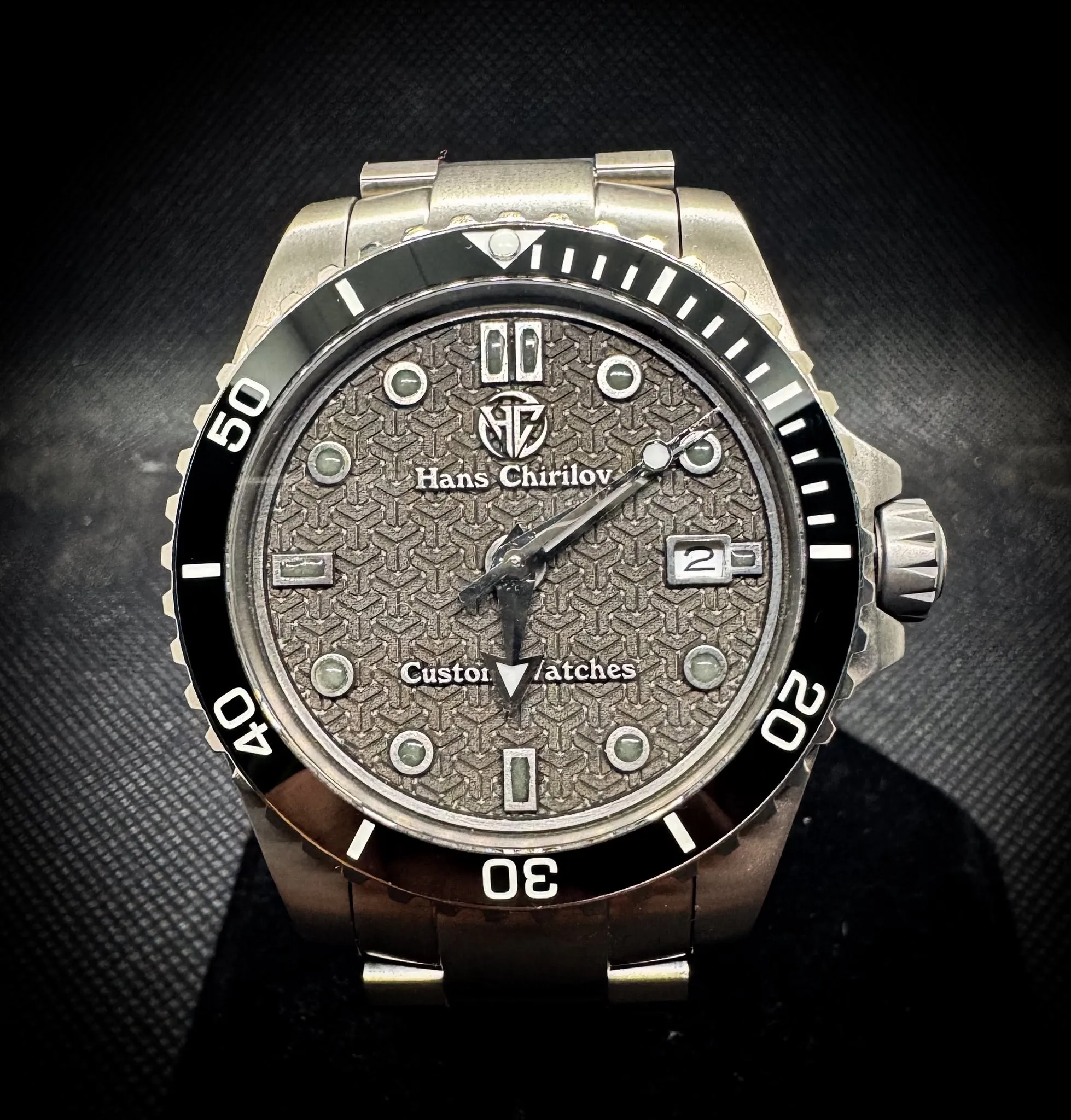 Võ Duy Hiệp Grey Geometric-Dial Diver custom build — Reno